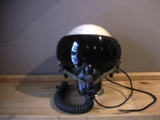 00402helmet02.jpg (57268 bytes)
