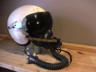 00402helmet04.jpg (59580 bytes)