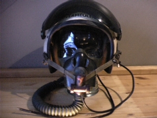 00402helmet08.jpg (61442 bytes)